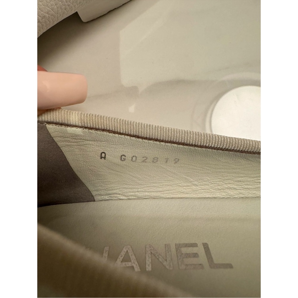 CHANEL Two-Tone White and Black Flats - Picture 6 of 11